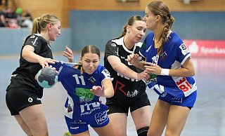 Jöllenbecks Melina Gerdes (l.) und Jette Knabbe im Clinch mit ihren Gegenspielerinnen am Kreis. - Peter Unger