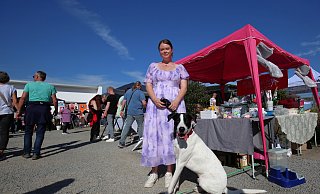Auch einige ehemalige Bewohner des Tierheims waren zu Besuch. Aris und sein Frauchen Sidney Miller nutzten die Gelegenheit, um ein bisschen zu stöbern, nach einem schönen neuen Halsband zu suchen und eine Spende vorbeizubringen. - Ilka Gülker Auch einige ehemalige Bewohner des Tierheims waren zu Besuch. Aris und sein Frauchen Sidney Miller nutzten die Gelegenheit, um ein bisschen zu stöbern, nach einem schönen neuen Halsband zu suchen und eine Spende vorbeizubringen. - Ilka Gülker