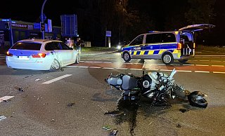 Ob die Ampel für eines der Fahrzeuge möglicherweise kein grünes Licht anzeigte, muss jetzt durch die Polizei Gütersloh ermittelt werden. - Thorsten Heß Ob die Ampel für eines der Fahrzeuge möglicherweise kein grünes Licht anzeigte, muss jetzt durch die Polizei Gütersloh ermittelt werden. - Thorsten Heß