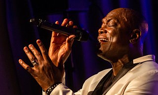 Ray Greene war 2023, damals im Lui House, schon einmal beim Musik-Kontor zu Gast. Am 11. Oktober kommt er zum Konzert ins Marta-Café. - Ralf Bittner Ray Greene war 2023, damals im Lui House, schon einmal beim Musik-Kontor zu Gast. Am 11. Oktober kommt er zum Konzert ins Marta-Café. - Ralf Bittner