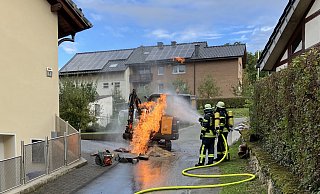 Bei den Arbeiten wurde die Gasleitung beschädigt und das ausströmende Gas entzündete sich. - Feuerwehr Bad Wünnenberg Bei den Arbeiten wurde die Gasleitung beschädigt und das ausströmende Gas entzündete sich. - Feuerwehr Bad Wünnenberg