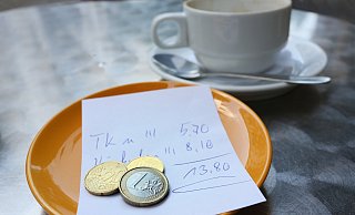 Trinkgeld bar zu geben, wird seltener. Stattdessen zahlen die Kunden zumeist mit der EC-Karte. - dpa Trinkgeld bar zu geben, wird seltener. Stattdessen zahlen die Kunden zumeist mit der EC-Karte. - dpa