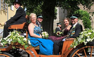 Steinheims Majestäten Thomas Göke (v. r.) und Monika Peter sowie Fürst Holger Peter und Fürstin Beate Göke brauchten keinen Shuttlebus – sie wurden im warmen Sonnenschein per Kutsche zur Stadthalle gefahren. - Madita Schellenberg Steinheims Majestäten Thomas Göke (v. r.) und Monika Peter sowie Fürst Holger Peter und Fürstin Beate Göke brauchten keinen Shuttlebus – sie wurden im warmen Sonnenschein per Kutsche zur Stadthalle gefahren. - Madita Schellenberg