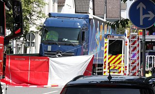 Der Bereich des Unfalls wurde für die Spurensicherung auf der B83 in Beverungen abgesperrt. - Torsten Wegener Der Bereich des Unfalls wurde für die Spurensicherung auf der B83 in Beverungen abgesperrt. - Torsten Wegener
