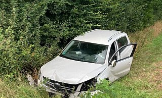 Bei dem Alleinunfall auf der B252 bei Niesen hat die Beifahrerin tödliche Verletzungen erlitten. - Polizei Höxter Bei dem Alleinunfall auf der B252 bei Niesen hat die Beifahrerin tödliche Verletzungen erlitten. - Polizei Höxter