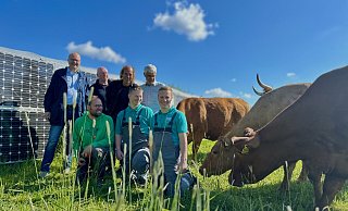 Zwischen Kühen und PV-Zaun im Kreis Paderborn: SoLawi-Mitglied Ulrich Büse (v. l.), Willi Ernst von der Biohaus-Stiftung, Ernst-Leopold Klipstein, Andreas Watzek (SoLawi Vauß-Hof), Marius Pötting (vorne, v. l., ebenfalls vom Vauß-Hof) sowie zwei Auszubildende von Westfalen Weser, Maximilian Knies undFabian Erhardt. - Danielle Dörsing Zwischen Kühen und PV-Zaun im Kreis Paderborn: SoLawi-Mitglied Ulrich Büse (v. l.), Willi Ernst von der Biohaus-Stiftung, Ernst-Leopold Klipstein, Andreas Watzek (SoLawi Vauß-Hof), Marius Pötting (vorne, v. l., ebenfalls vom Vauß-Hof) sowie zwei Auszubildende von Westfalen Weser, Maximilian Knies undFabian Erhardt. - Danielle Dörsing
