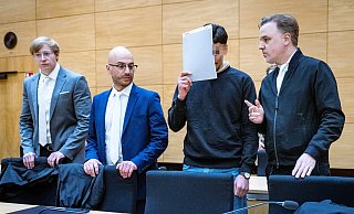 Der verurteilte Totschläger Mwafal al S. mit seinen Verteidigern. Sie haben Revision gegen das Urteil eingelegt. - Barbara Franke Der verurteilte Totschläger Mwafal al S. mit seinen Verteidigern. Sie haben Revision gegen das Urteil eingelegt. - Barbara Franke