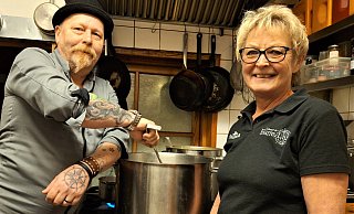 Manuela Schumacher und Thomas Hausmann vom Finlandia Bünde legen Wert auf eine vegane Auswahl für ihre Gäste. - Meiko Haselhorst Manuela Schumacher und Thomas Hausmann vom Finlandia Bünde legen Wert auf eine vegane Auswahl für ihre Gäste. - Meiko Haselhorst