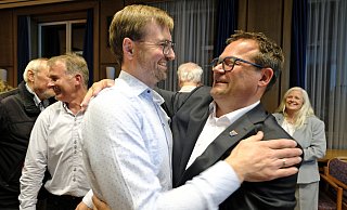 Bürgermeister Lars Bökenkröger (CDU) gewinnt mit absoluter Mehrheit die Wahl im ersten Wahlgang. Hier feiert er mit Julian Noweck, dem stellvertretenden Fraktionsvorsitzenden der CDU im Rat der Stadt Bad Oeynhausen. Noweck hatte von allen Ratskandidaten das beste Ergebnis eingefahren. - Thorsten Gödecker Bürgermeister Lars Bökenkröger (CDU) gewinnt mit absoluter Mehrheit die Wahl im ersten Wahlgang. Hier feiert er mit Julian Noweck, dem stellvertretenden Fraktionsvorsitzenden der CDU im Rat der Stadt Bad Oeynhausen. Noweck hatte von allen Ratskandidaten das beste Ergebnis eingefahren. - Thorsten Gödecker