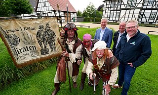 Die Kölner Piraten kapern den Schlossgarten: Zum Hövelmarkt Anfang Oktober werden sie dort ihr Lager aufschlagen. Jack Sperrholz (v. l.), Frank Turner und Jean Lafitte haben am Freitagnachmittag schon mal in Begleitung von Bürgermeister Michael Berens, Udo Plaßhenrich und Thomas Westhof (hinten, v. l.) das Terrain sondiert. - Ralph Meyer Die Kölner Piraten kapern den Schlossgarten: Zum Hövelmarkt Anfang Oktober werden sie dort ihr Lager aufschlagen. Jack Sperrholz (v. l.), Frank Turner und Jean Lafitte haben am Freitagnachmittag schon mal in Begleitung von Bürgermeister Michael Berens, Udo Plaßhenrich und Thomas Westhof (hinten, v. l.) das Terrain sondiert. - Ralph Meyer