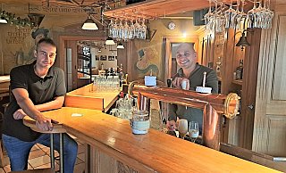 Im Steinheimer Traditionsgasthaus Frankenburg herrscht ein rustikales und gemütliches Ambiente – auch rund um die Theke, die wie der ganze Betrieb zukünftig in der Verantwortung von Aykut Tükenmez und Mehmet Cetinkaya liegt. - Madita Schellenberg Im Steinheimer Traditionsgasthaus Frankenburg herrscht ein rustikales und gemütliches Ambiente – auch rund um die Theke, die wie der ganze Betrieb zukünftig in der Verantwortung von Aykut Tükenmez und Mehmet Cetinkaya liegt. - Madita Schellenberg