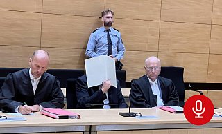 Peter W. (m.) mit seinen Verteidigern Holger Rostek (r.) und Peter Rostek. Die Revision der Anwälte wurde abgelehnt. - Jürgen Mahncke Peter W. (m.) mit seinen Verteidigern Holger Rostek (r.) und Peter Rostek. Die Revision der Anwälte wurde abgelehnt. - Jürgen Mahncke