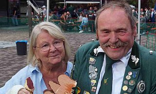 Das neue Altenbekener Jubelkönigspaar Heinrich Winsel und Gertrud Remmelmann. - Ulrich Schadomsky Das neue Altenbekener Jubelkönigspaar Heinrich Winsel und Gertrud Remmelmann. - Ulrich Schadomsky