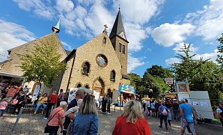 Weit mehr als ein Dorffest: Der Kilver Markt lockt zahllose Besucher auf den Platz und in die kleinen Gassen rund um die Michaelkirche in Westkilver. - Gerald Dunkel Weit mehr als ein Dorffest: Der Kilver Markt lockt zahllose Besucher auf den Platz und in die kleinen Gassen rund um die Michaelkirche in Westkilver. - Gerald Dunkel