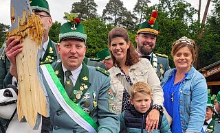Das Königspaar Dirk und Verena Regenhard (v. l.) mit Sohn Mathis sowie ihren Vorgängern Dirk und Cornelia Berens. - Raphael Athens Das Königspaar Dirk und Verena Regenhard (v. l.) mit Sohn Mathis sowie ihren Vorgängern Dirk und Cornelia Berens. - Raphael Athens