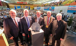 Beim Tag des Handwerks: Festredner Clemens Tönnies (2. v. l.) mit (v. l.) Kreishandwerkschef Peter Gödde, Bürgermeister Michael Dreier, Kreishandwerksmeister Mickel Biere und Erzbischof Hans-Josef Becker. - Andreas Zobe Beim Tag des Handwerks: Festredner Clemens Tönnies (2. v. l.) mit (v. l.) Kreishandwerkschef Peter Gödde, Bürgermeister Michael Dreier, Kreishandwerksmeister Mickel Biere und Erzbischof Hans-Josef Becker. - Andreas Zobe