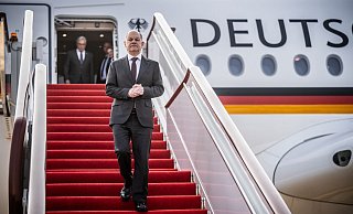 Bundeskanzler Olaf Scholz (SPD) steigt am Flughafen von Chongqing in China aus dem Flugzeug. - Michael Kappeler/dpa Bundeskanzler Olaf Scholz (SPD) steigt am Flughafen von Chongqing in China aus dem Flugzeug. - Michael Kappeler/dpa