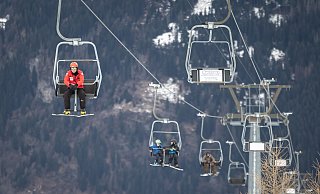 Die Skigebiete haben mit höheren Temperaturen und weniger Schnee zu kämpfen. - Massimo Piccoli/KEYSTONE/TI-PRESS/dpa Die Skigebiete haben mit höheren Temperaturen und weniger Schnee zu kämpfen. - Massimo Piccoli/KEYSTONE/TI-PRESS/dpa