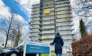 Annette Wasser steht vor der Dauerbaustelle in Bielefeld, ihrem eingerüsteten Zuhause in Bethel. - Stefan Becker Annette Wasser steht vor der Dauerbaustelle in Bielefeld, ihrem eingerüsteten Zuhause in Bethel. - Stefan Becker