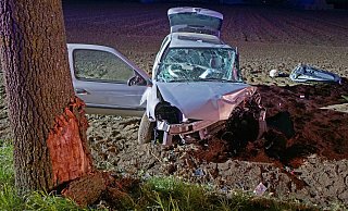Bei einem schweren Verkehrsunfall auf der Eschenstraße kam eine 22-jährige Salzkottenerin mit ihrem Renault Clio von der Straße ab, prallte gegen einen Baum und wurde im Wrack eingeklemmt. - Ralph Meyer Bei einem schweren Verkehrsunfall auf der Eschenstraße kam eine 22-jährige Salzkottenerin mit ihrem Renault Clio von der Straße ab, prallte gegen einen Baum und wurde im Wrack eingeklemmt. - Ralph Meyer
