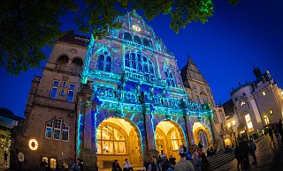 Das alte Bielefelder Rathaus erstrahlt in bunten Lichtern während der Nachtansichten und zieht zahlreiche Besucher an. - Mike-Dennis Müller / www.mdm.photo Das alte Bielefelder Rathaus erstrahlt in bunten Lichtern während der Nachtansichten und zieht zahlreiche Besucher an. - Mike-Dennis Müller / www.mdm.photo