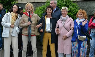 Das Königspaar Sabine Kleine und Oliver Jochmann bildete zusammen mit seinem Hofstaat, dem Jungschützenthron und dem Kinderprinzenpaar den strahlenden Mittelpunkt des Schützenfestes im Weberdorf - Silke Riethmüller Das Königspaar Sabine Kleine und Oliver Jochmann bildete zusammen mit seinem Hofstaat, dem Jungschützenthron und dem Kinderprinzenpaar den strahlenden Mittelpunkt des Schützenfestes im Weberdorf - Silke Riethmüller