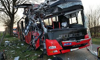 Komplett aufgerissen: Front und rechte Seite des verunglückten Linienbusses. - Ralph Meyer Komplett aufgerissen: Front und rechte Seite des verunglückten Linienbusses. - Ralph Meyer