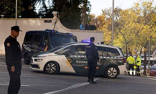 Polizisten und Feuerwehrleute stehen vor der US-Botschaft in Madrid, wo eine Briefbombe einging. - Eduardo Parra/EUROPA PRESS/dpa Polizisten und Feuerwehrleute stehen vor der US-Botschaft in Madrid, wo eine Briefbombe einging. - Eduardo Parra/EUROPA PRESS/dpa