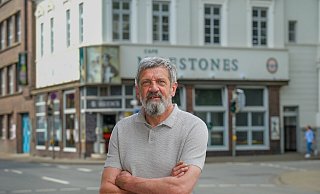 Zilo Demirovic sieht einer ungewissen Zukunft entgegen. Nach derzeitigem Stand der Dinge wird er sein Café Milestones schließen müssen. - Andreas Zobe Zilo Demirovic sieht einer ungewissen Zukunft entgegen. Nach derzeitigem Stand der Dinge wird er sein Café Milestones schließen müssen. - Andreas Zobe