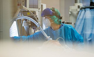 Eine Ärztin kümmert sich auf der Intensivstation einer Klinik um einen Corona Patienten. - picture alliance/dpa Eine Ärztin kümmert sich auf der Intensivstation einer Klinik um einen Corona Patienten. - picture alliance/dpa