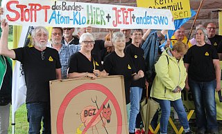 Rund 100 Teilnehmer sind zu der Kundgebung gekommen. - Burkhard Battran Rund 100 Teilnehmer sind zu der Kundgebung gekommen. - Burkhard Battran