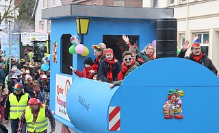 Im Kinderprinzenwagen sind alle Lokomotivführer. - Burkhard Battran Im Kinderprinzenwagen sind alle Lokomotivführer. - Burkhard Battran