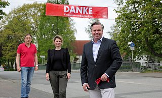 Wahlkampauftakt mit SPD-Stadtverbandsvorsitzendem Thomas Besler, Wahlkampfmanagerin Elisa Krauch und dem Bürgermeiter-Kandidaten Tim Kähler (v.l.). - Frank-Michael Kiel-Steinkamp Wahlkampauftakt mit SPD-Stadtverbandsvorsitzendem Thomas Besler, Wahlkampfmanagerin Elisa Krauch und dem Bürgermeiter-Kandidaten Tim Kähler (v.l.). - Frank-Michael Kiel-Steinkamp