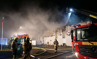Bei einem Großbrand wurde in der Nacht zu Dienstag eine 30 mal 45 Meter große Lagerhalle an der Raiffeisenstraße in Bad Lippspringe zerstört. - Ralph Meyer Bei einem Großbrand wurde in der Nacht zu Dienstag eine 30 mal 45 Meter große Lagerhalle an der Raiffeisenstraße in Bad Lippspringe zerstört. - Ralph Meyer