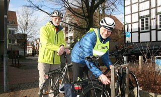 Radabstellanlage in Enger: Gottfried Sielmann (l.) und Uwe Diekmann vom ADFC haben gute Schlösser für ihre Fahrräder. - Karin Wessler Radabstellanlage in Enger: Gottfried Sielmann (l.) und Uwe Diekmann vom ADFC haben gute Schlösser für ihre Fahrräder. - Karin Wessler