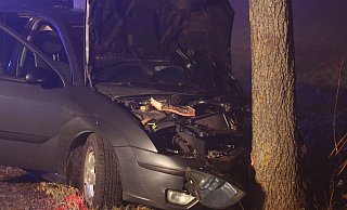 Bei einer Fahrt auf der Landesstraße 838 zwischen Jakobsberg und Haarbrück ist am Sonntagabend ein 45 Jahre alter Autofahrer mit seinem Wagen frontal gegen einen Baum geprallt. - Torsten Wegener Bei einer Fahrt auf der Landesstraße 838 zwischen Jakobsberg und Haarbrück ist am Sonntagabend ein 45 Jahre alter Autofahrer mit seinem Wagen frontal gegen einen Baum geprallt. - Torsten Wegener