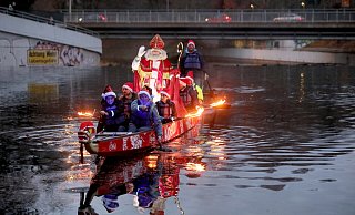 Der Nikolaus kam wie gewohnt im Drachenboot über die Werre und zog dann mit den Kindern und Musik durch Herford. - Frank-Michael Kiel-Steinkamp Der Nikolaus kam wie gewohnt im Drachenboot über die Werre und zog dann mit den Kindern und Musik durch Herford. - Frank-Michael Kiel-Steinkamp