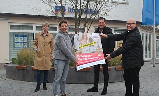 Das Delbrücker Abendshopping wird verschoben. (v. l.) Hiltrud Pöhler-Rolf (Arbeitskreis Herbstfest), Britta Kuboth (Geschäftsführerin Demag), Johannes Dunschen (Vorsitzender der Demag) und Henry Kosche (Sprecher Arbeitskreis Herbstfest) verkünden die Nachricht. - DEMAG Das Delbrücker Abendshopping wird verschoben. (v. l.) Hiltrud Pöhler-Rolf (Arbeitskreis Herbstfest), Britta Kuboth (Geschäftsführerin Demag), Johannes Dunschen (Vorsitzender der Demag) und Henry Kosche (Sprecher Arbeitskreis Herbstfest) verkünden die Nachricht. - DEMAG