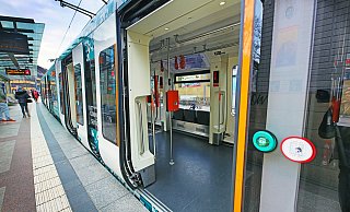 Eine leere Stadtbahn in der Mittagszeit um 11.30 Uhr. - jonek.fotografie.de Eine leere Stadtbahn in der Mittagszeit um 11.30 Uhr. - jonek.fotografie.de