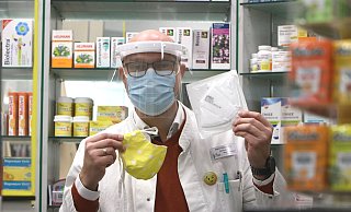 Der Engeraner Apotheker Jens Kosmiky präsentiert nicht nur drei verschiedene Arten von Masken, sondern auch einen Gesichtsschutz. - Andreas Sundermeier Der Engeraner Apotheker Jens Kosmiky präsentiert nicht nur drei verschiedene Arten von Masken, sondern auch einen Gesichtsschutz. - Andreas Sundermeier