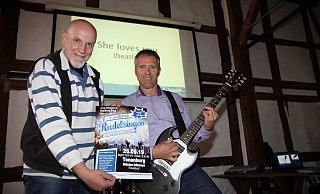 Vorfreude: Gastgeber Pete Mackenroth (l.) freut sich auf das erste Rudelsingen in der Tonenburg, das Jörg Hillmann präsentiert. Rudelsingen findet mittlerweile in mehr als 100 Städten bundesweit statt. - Hermann Ludwig Vorfreude: Gastgeber Pete Mackenroth (l.) freut sich auf das erste Rudelsingen in der Tonenburg, das Jörg Hillmann präsentiert. Rudelsingen findet mittlerweile in mehr als 100 Städten bundesweit statt. - Hermann Ludwig