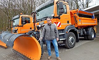 Thomas Kronshage, Leiter des Bauhofs in Oerlinghausen, steht vor den beiden 18-Tonnern, die die Stadt im Winterdienst einsetzt. Das Räumschild hat eine Breite von drei Metern. Auf der Ladefläche sind neun Tonnen Salz gebunkert. - Gunter Held Thomas Kronshage, Leiter des Bauhofs in Oerlinghausen, steht vor den beiden 18-Tonnern, die die Stadt im Winterdienst einsetzt. Das Räumschild hat eine Breite von drei Metern. Auf der Ladefläche sind neun Tonnen Salz gebunkert. - Gunter Held