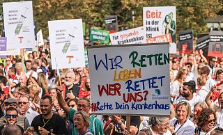 Mehrere tausend Beschäftigte nordrhein-westfälischer Krankenhäuser fordern vor dem Landtag in Düsseldorf mehr Geld von der Bundesregierung für die Kliniken. - Oliver Berg/dpa Mehrere tausend Beschäftigte nordrhein-westfälischer Krankenhäuser fordern vor dem Landtag in Düsseldorf mehr Geld von der Bundesregierung für die Kliniken. - Oliver Berg/dpa