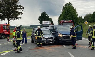 Die Kollision der beiden Fahrzeuge im Kreuzungsbereich hatte lange Staus auf der B64 zur Folge. - Polizei Die Kollision der beiden Fahrzeuge im Kreuzungsbereich hatte lange Staus auf der B64 zur Folge. - Polizei