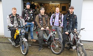 Tobias Schnieder (v. l.), Thorben Augustin, Eric Zünd, Lukas Dreckschmidt und Aaron Spierings gehören zu den Mofa Maniacs Obernbeck. - Anthea Moschner Tobias Schnieder (v. l.), Thorben Augustin, Eric Zünd, Lukas Dreckschmidt und Aaron Spierings gehören zu den Mofa Maniacs Obernbeck. - Anthea Moschner