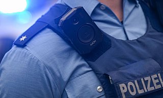 Bodycams der Polizei sollen deeskalieren und dokumentieren. | Symbolfoto - Arne Dedert/dpa Bodycams der Polizei sollen deeskalieren und dokumentieren. | Symbolfoto - Arne Dedert/dpa