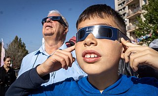 Am 29. März verdeckte der Mond einen Teil der Sonne. Man sollte sich solche Ereihnisse nur mit speziellen Brillen schauen. - Visar Kryeziu/AP/dpa Am 29. März verdeckte der Mond einen Teil der Sonne. Man sollte sich solche Ereihnisse nur mit speziellen Brillen schauen. - Visar Kryeziu/AP/dpa