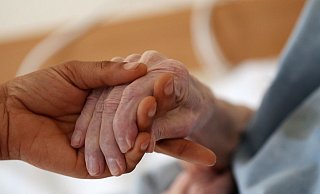 Die Angeklagte aus Bielefeld war seit 2021 mit der Pflege der dementen Frau betraut. - Oliver Berg/dpa Die Angeklagte aus Bielefeld war seit 2021 mit der Pflege der dementen Frau betraut. - Oliver Berg/dpa