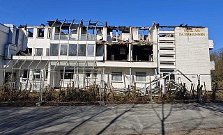 Der Kaiserbrunnen in Brakel ist nur noch eine Brandruine und wird wohl abgerissen, vermutet der Makler Hans Kössinger. - Svenja Ludwig Der Kaiserbrunnen in Brakel ist nur noch eine Brandruine und wird wohl abgerissen, vermutet der Makler Hans Kössinger. - Svenja Ludwig