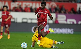 SCP-Keeper Pelle Boevink grätscht ins Leere. FCK-Stürmer Ragnar Ache geht auf und davon und schiebt den mühelos zum 1:0 ins verwaiste Paderborner Tor ein. - Thomas Frey/dpa SCP-Keeper Pelle Boevink grätscht ins Leere. FCK-Stürmer Ragnar Ache geht auf und davon und schiebt den mühelos zum 1:0 ins verwaiste Paderborner Tor ein. - Thomas Frey/dpa